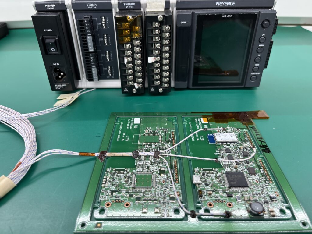固定した熱電対の先を温度測定機に接続し測定します