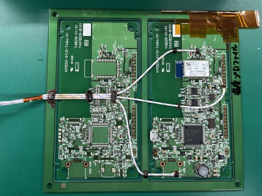 測定する基板の表面や部品に熱電対を固定します